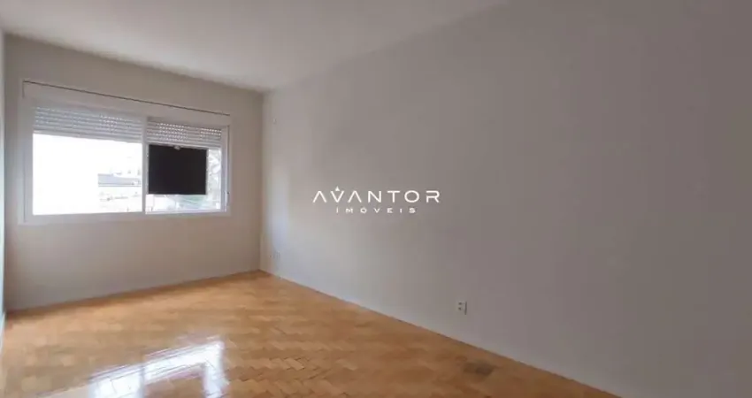APARTAMENTO CENTRAL COM DOIS DORMITÓRIOS, UMA DEPENDÊNCIA E UMA AMPLA VAGA DE GA