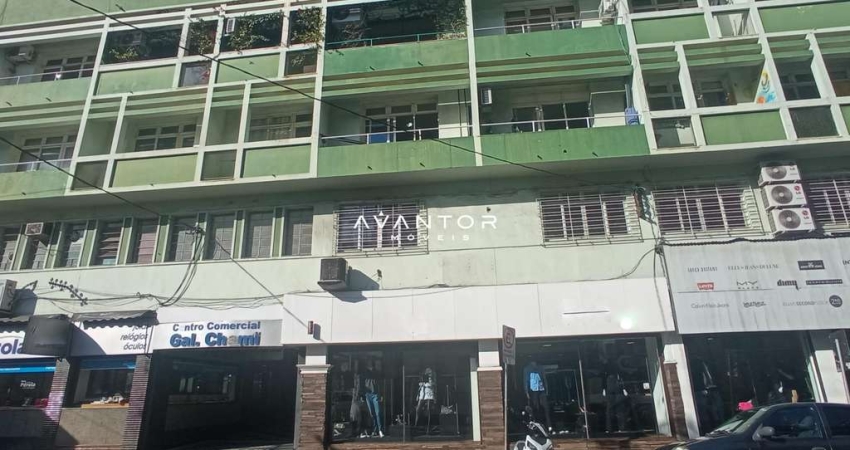 Sala Comercial no Centro de Santa Maria De 48 m² com Banheiro e Área de Serviço.