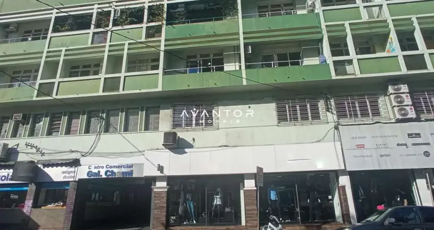 Sala Comercial no Centro de Santa Maria De 48 m² com Banheiro e Área de Serviço.