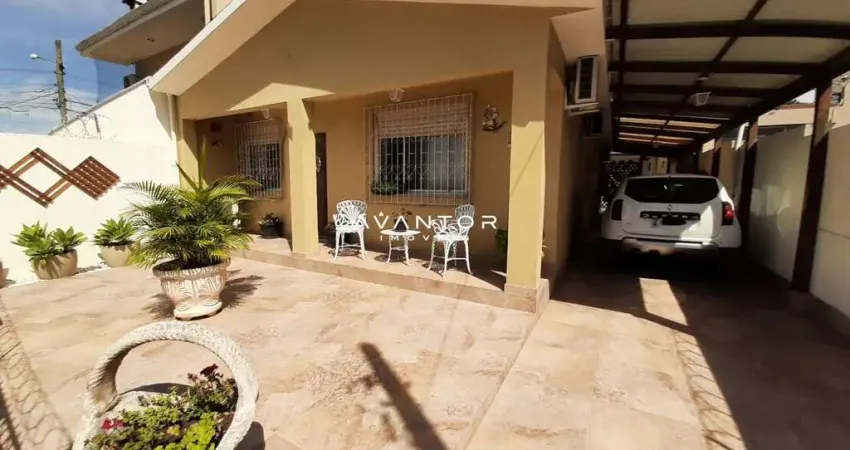 Casa de 03 dormitórios sendo 01 suíte , pátio , piscina e 3 vagas de garagem