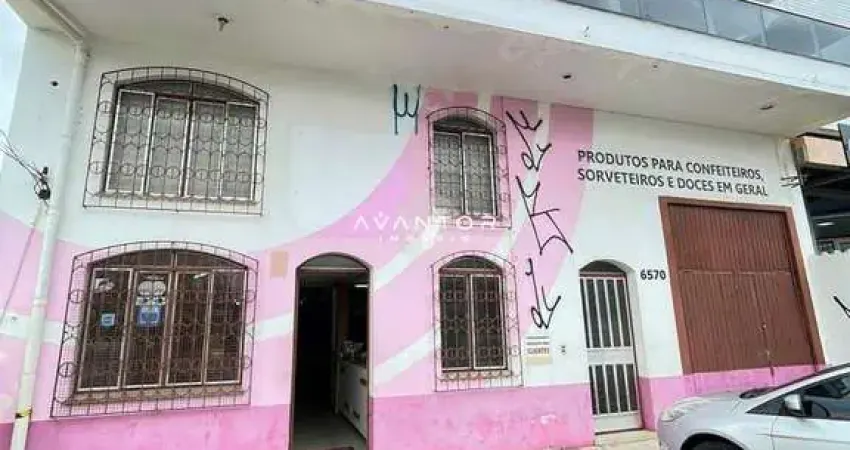 Loja / Ponto Comercial Amplo De 432 m², Possui 2 Banheiros, Mezanino e Estaciona