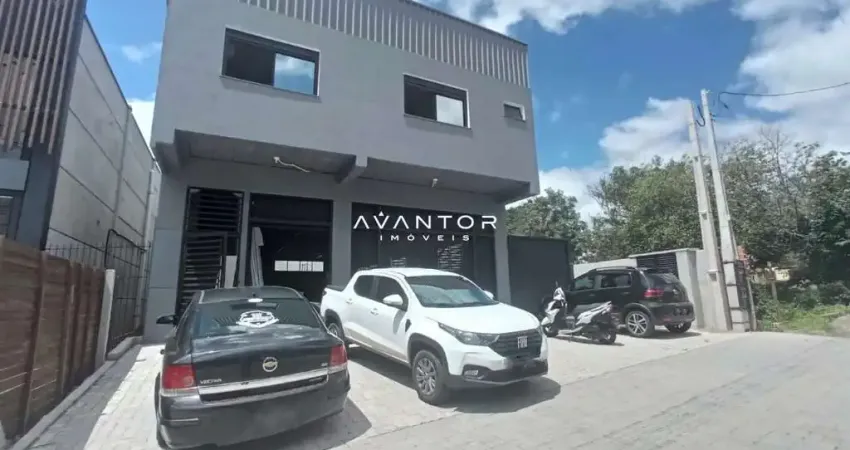 Sobrado Amplo Composto por uma Sala Comercial Térrea Ampla e mais 2 Apartamentos