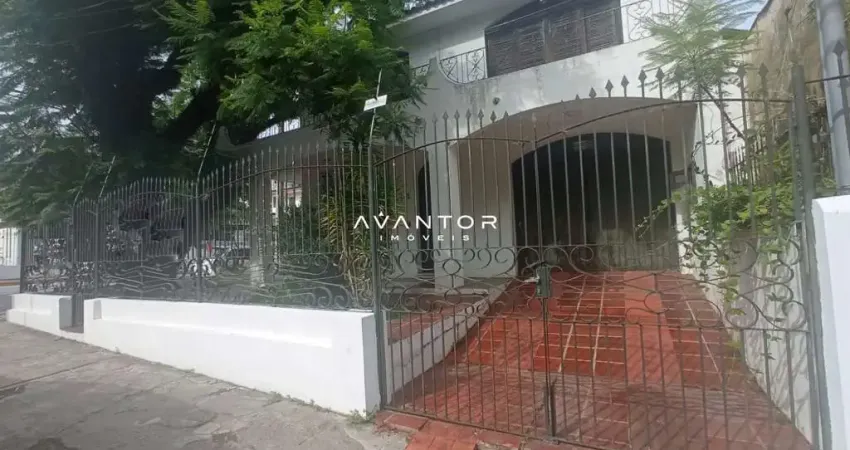 Casa Comercial Ampla De 300 m², Possui 4 Salas, 4 Banheiros, Cozinha, Área de Se