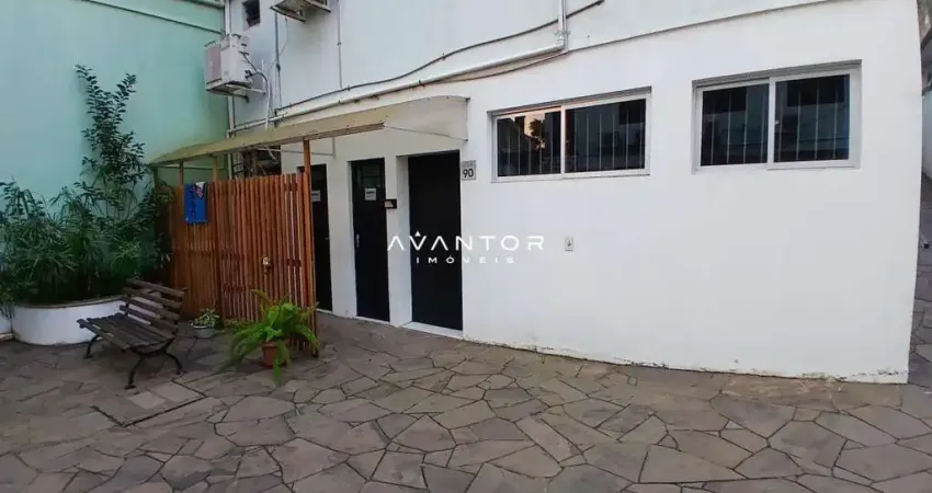 Sala Comercial Central De 50 m², Com Banheiro e Área Em Comum.
