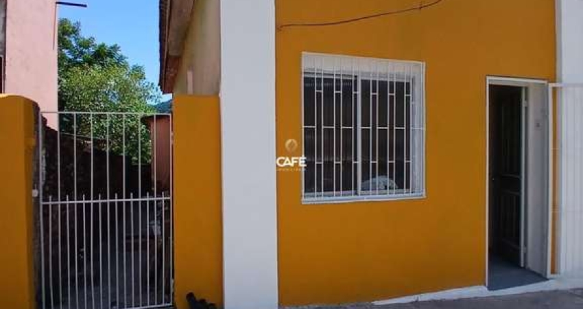 Casa De 2 Dormitórios, Sala De Estar, Banheiro Social, Cozinha e Pátio.