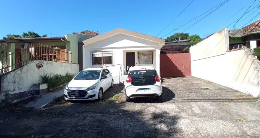Casa comercial de (2) dormitórios, (2) salas, banheiro, cozinha, churrasqueira e