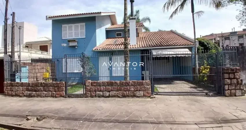 Casa duplex de 3 dormitórios, (2) suítes, sala de estar, lareira, (2) banheiros,