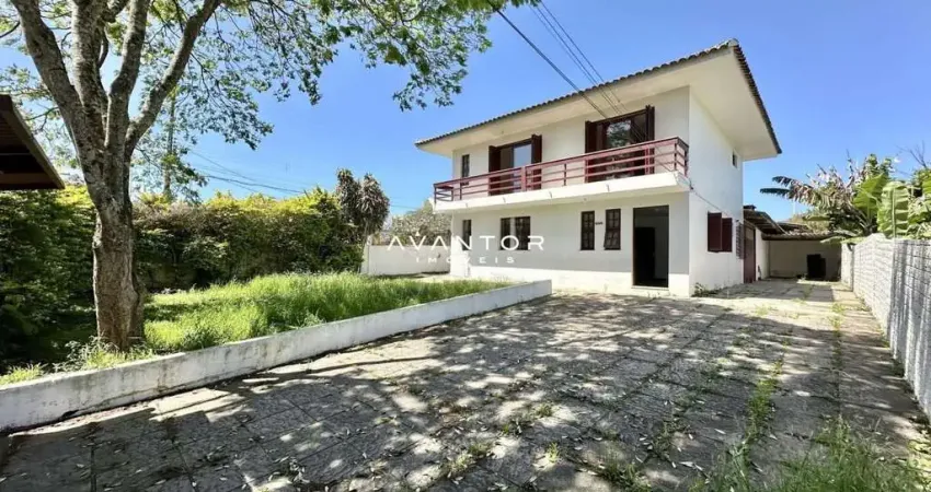 Casa duplex com  4 dormitórios, sala de estar, espaço gourmet, sacada, pátio e g