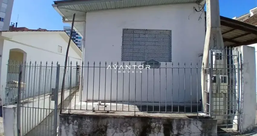 Casa no centro de 1 dormitório, sala de estar, banheiro social, área de serviço