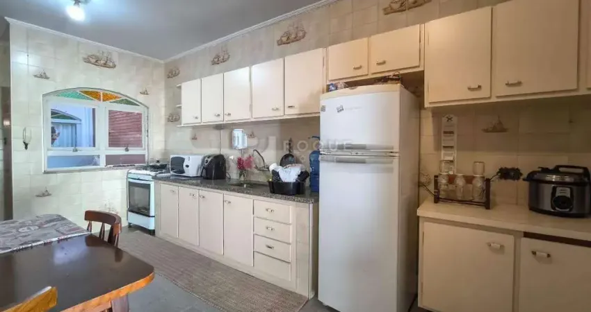 Casa Residencial à Venda – 3 Dormitórios | 1 Suíte | Quintal | 2 Vagas