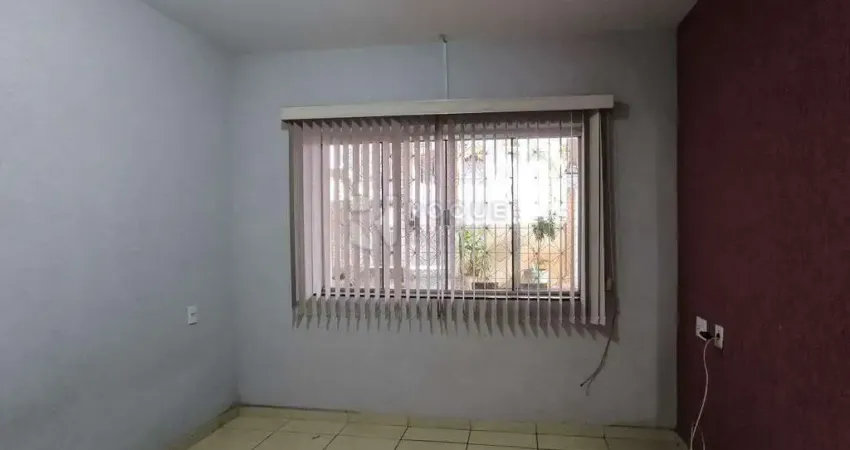 Casa Antiga Bem Conservada com Terreno Amplo à Venda