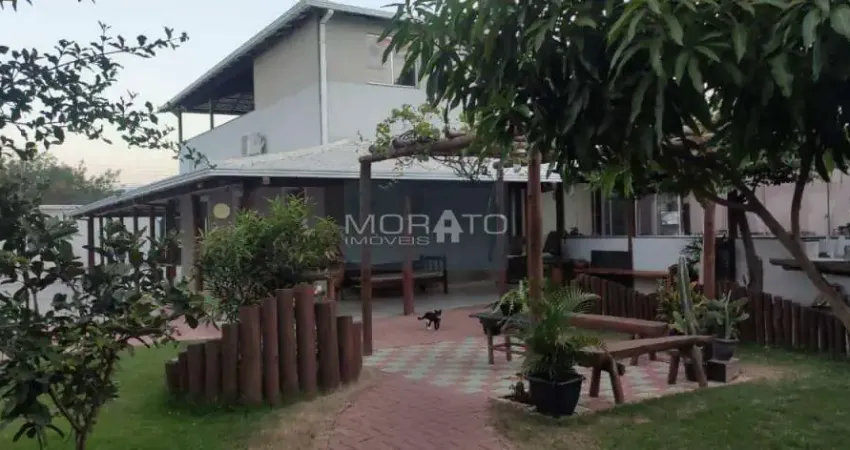 Casa com 5 quartos sendo 2 suítes com 10 vagas de garagem no bairro Colonial.