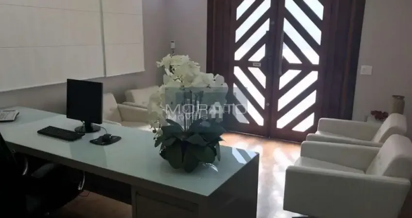 Casa com 12 Salas Comerciais, 2 Vagas de Garagem, no Bairro Castelo