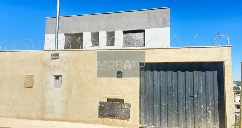 Oportunidade!!!Casa de 03 quartos com suíte , 02 vagas e amplo espaço externo no Xangri-lá