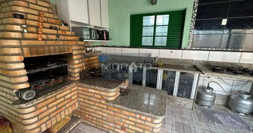 Casa 3 quartos com suíte e uma loja com 3 vagas de garagem