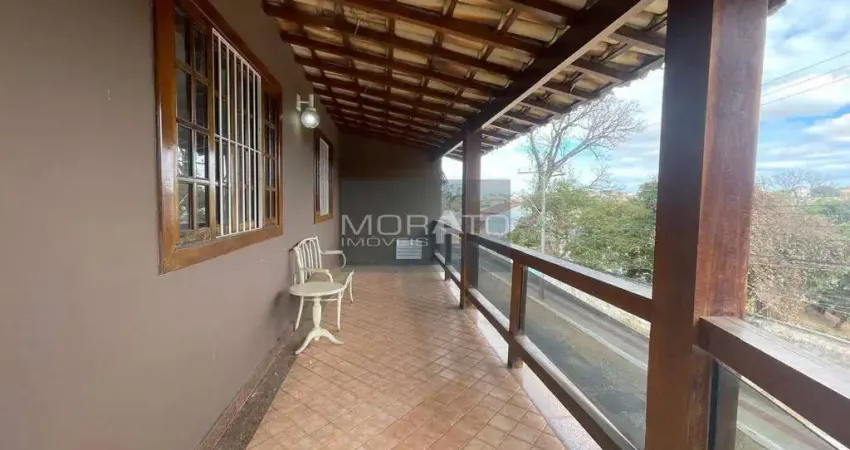 Casa com 4 quartos sendo 1 suíte com 4 vagas de garagem no bairro Alípio de Melo.
