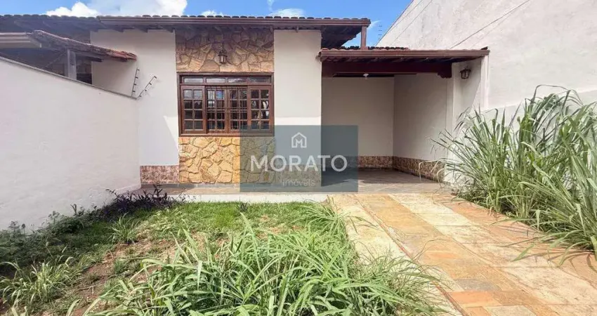 Casa com 4 quartos sendo 1 suíte com 2 vagas de garagem no bairro castelo.