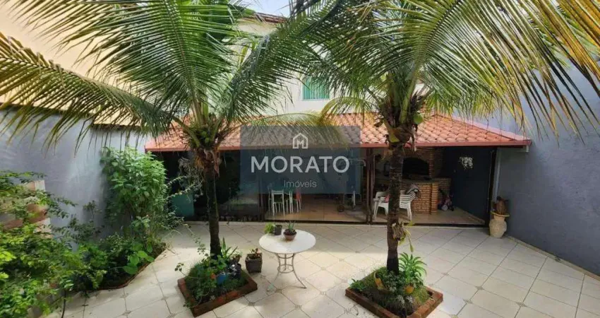 Casa com 2 quartos sendo 1 suíte com 2 vagas de garagem no bairro Árvoredo.