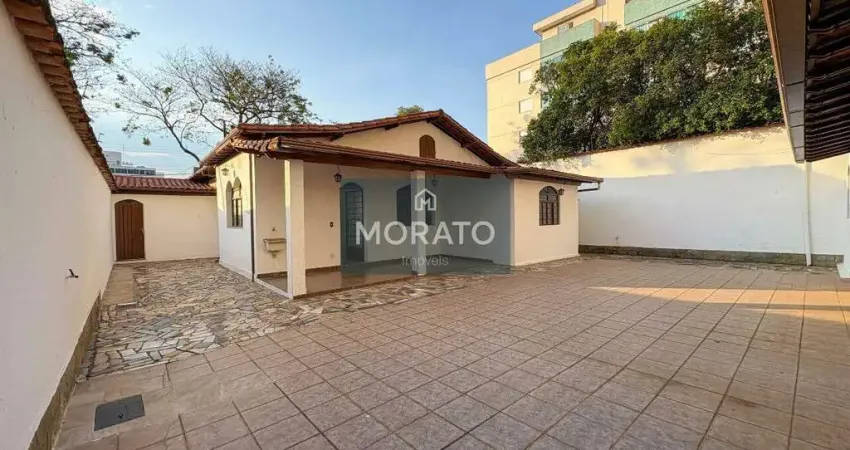 Casa com 4 quartos sendo 2 suítes com 4 vagas de garagem no bairro castelo.