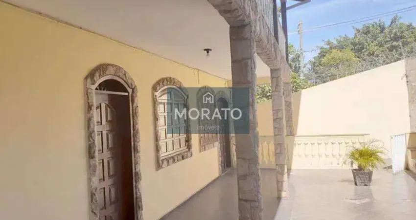 Casa colonial com 4 quartos sendo 1 suíte com 8 vagas de garagem no bairro eldorado.