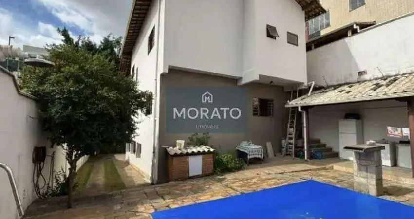 Casa com 4 quartos sendo 1 suíte com closet e 6 vagas de garagem no bairro serrano.
