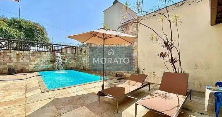 Casa com 4 quartos sendo 1 suíte com 4 vagas de garagem no bairro santa rosa.