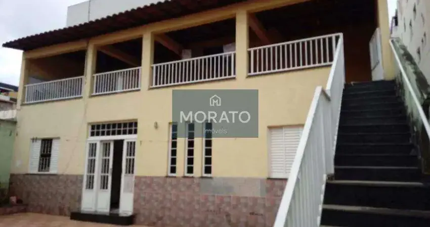 Casa com 5 quartos sendo 1 suíte com 4 vagas de garagem no Bairro Arvoredo.