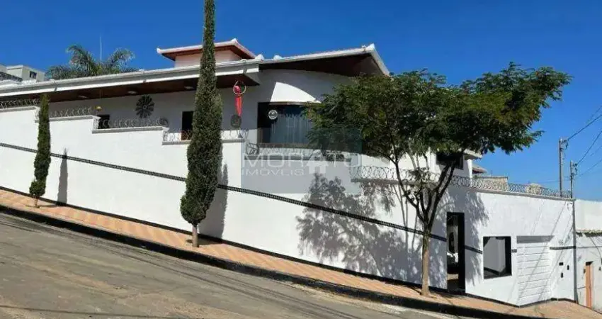 Casa rústica exuberante com espaço comercial anexo em contagem.