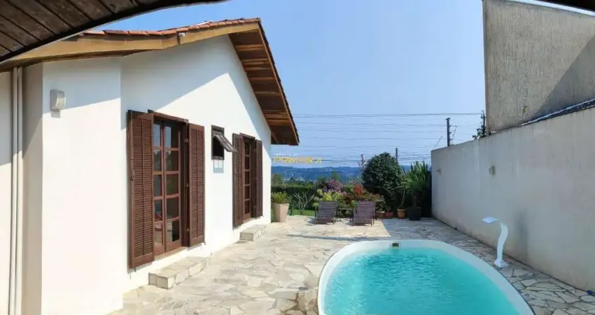 Casa com piscina em Quatro Barras.