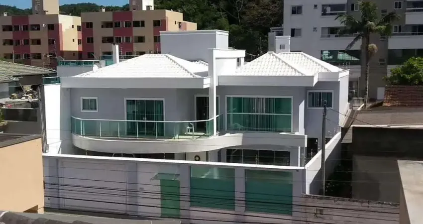 Casa à venda 2 andares com piscina e elevador, 3 vagas de garagem, nações, balneário camboriú, sc