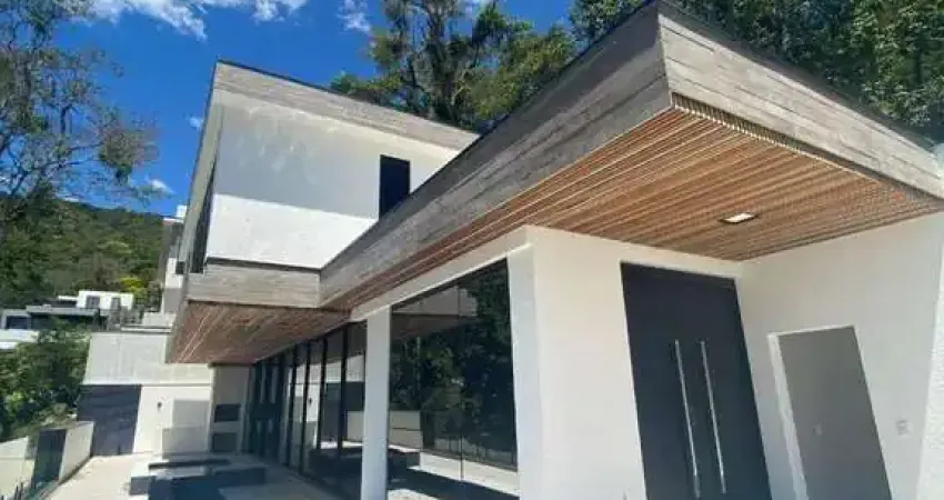 Casa de alto padrão em condomínio fechando com 04 suítes à venda!