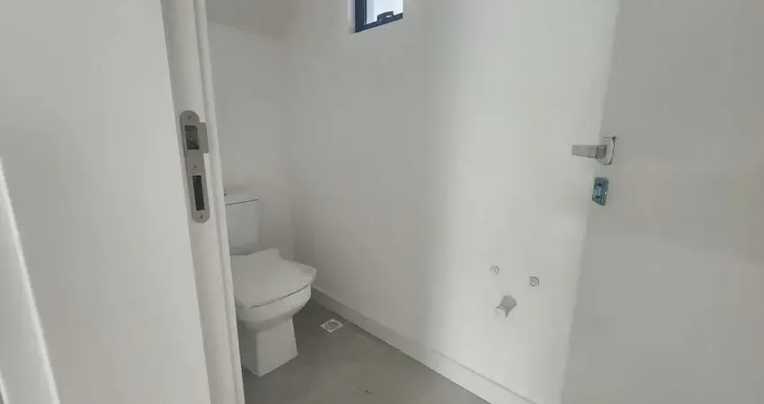 Venda de Sobrado Triplex, 236 m², 03 Suítes, 02 Vagas de Garagem, no Centro de Itajaí-SC
