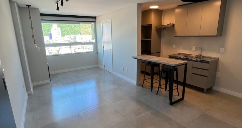 Venda de Apartamento de 02 Quartos Sendo 01 Suíte, Semimobiliado, 02 Vagas de Garagem, no bairro Vila Operária em Itajaí-SC