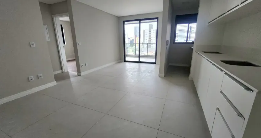 Aluguel anual de apartamento novo semimobiliado com 02 suítes no centro de itajaí-sc