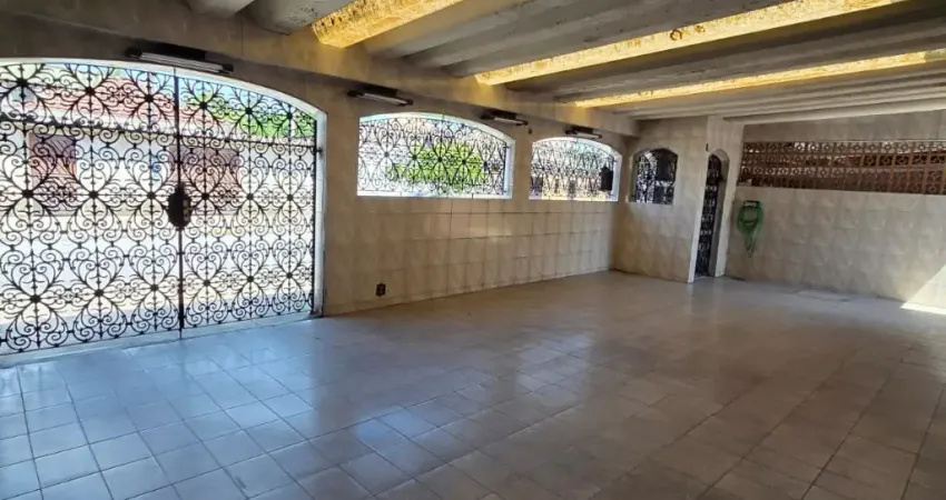 CASA AMPLA E AREJADA, COM EDICULA PRONTA PARA MORAR.