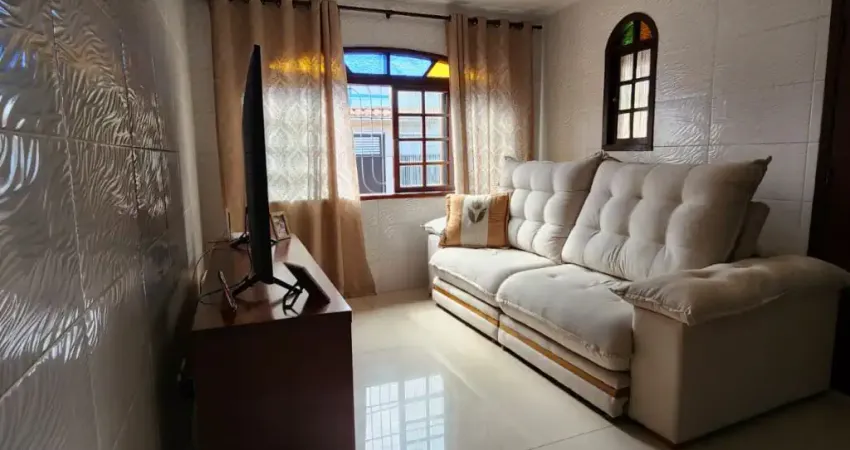 CASA AMPLA, BEM AREJADA, TODA REFORMADA COM AREA DE LAZER NO FUNDO.