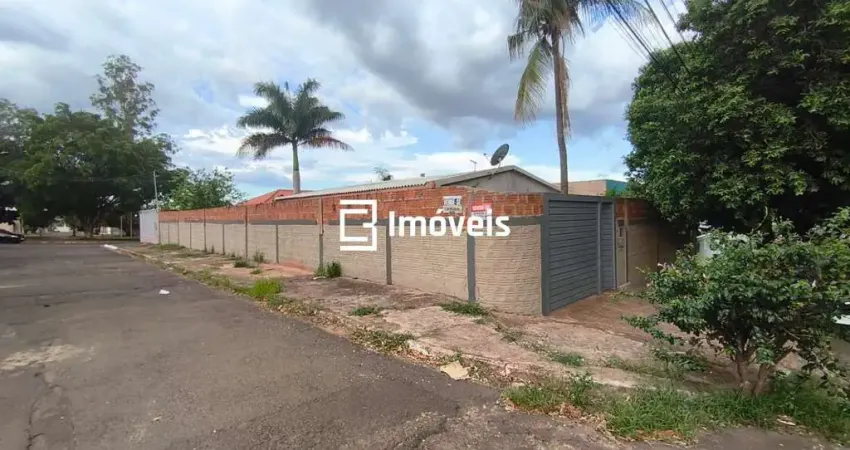 Casa de esquina com 03 quartos e terreno amplo na vila planalto