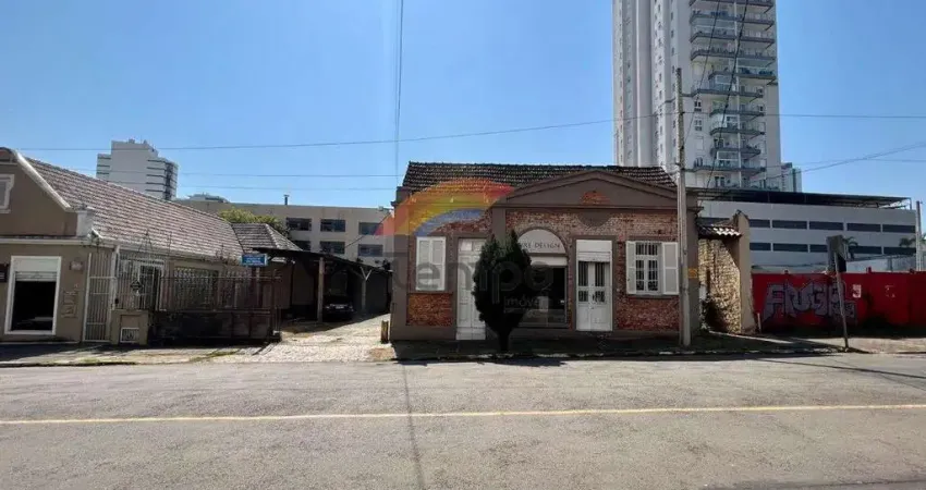 Amplo terreno no Centro de NH, com casa e estacionamento.