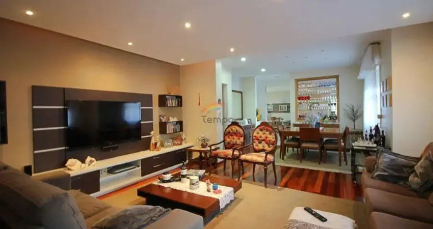 Bela casa semi mobiliada plana com 04 dormitórios, 355m² privativos e belo jardim em terreno com 806m² em Novo Hamburgo/RS.