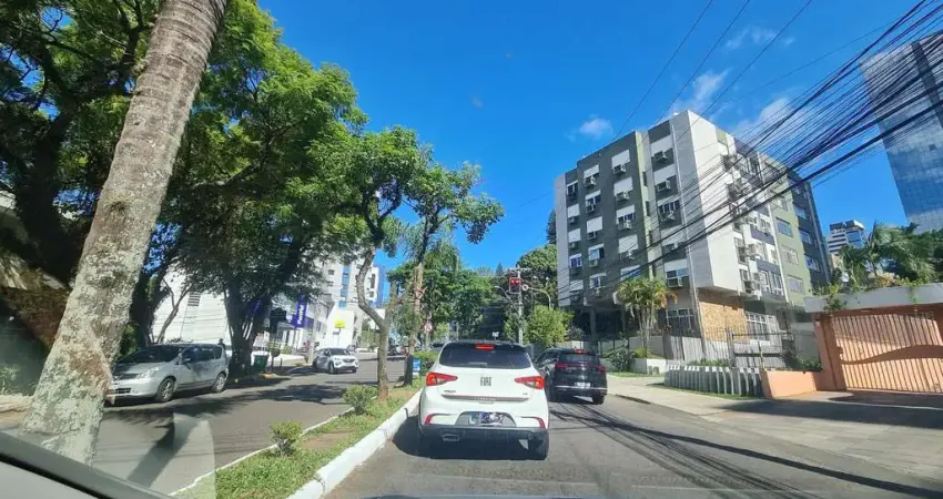 Muito Bem Localizado, Amplo apartamento 3 dormitórios(1 suíte), semimobiliado, 1 vaga de garagem