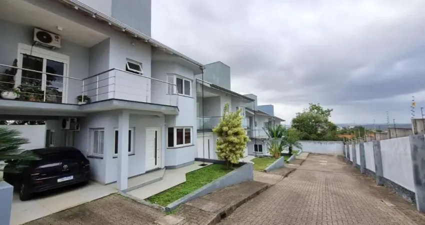 Casa em Condomínio fechado no bairro Rondônia.