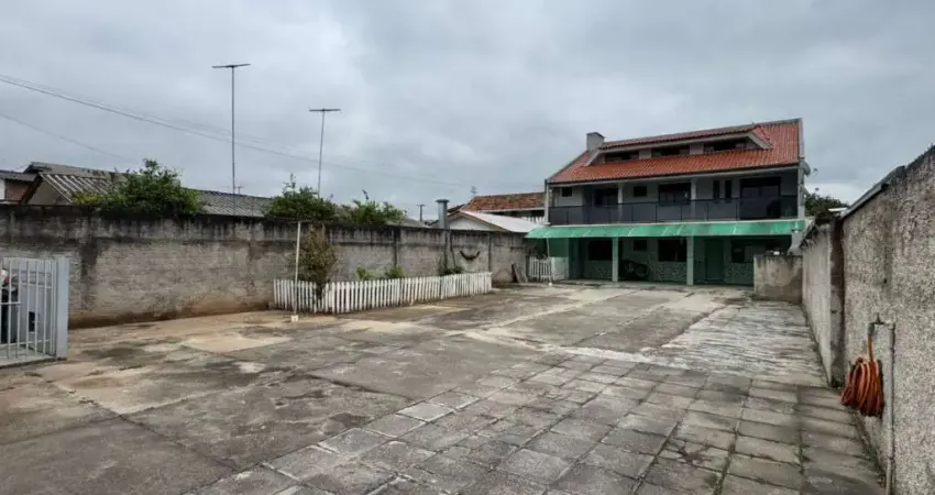 Maravilhoso triplex com três suítes e amplo terreno na frente!!!