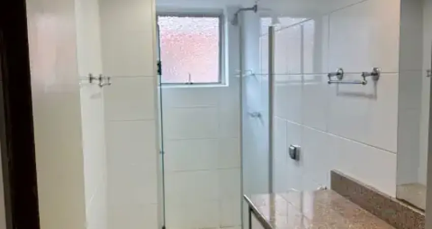 Apto dois dorms com banheiro auxiliar, garagem, banheiro reformado