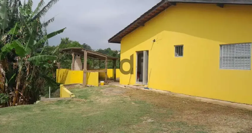 Chácara em Moreiras com casa de laje e piscina de alvenaria, Mairinque/SP