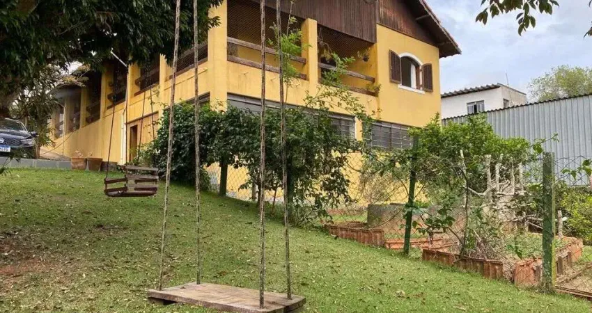 Chácara Estratégica em São Roque: Viva no Campo com Acesso à Capital