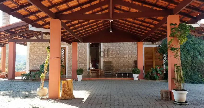 Chácara Condomínio Porta do Sol com vista, sendo 5 suítes, churrasqueira, piscina, pomar, garagem coberta