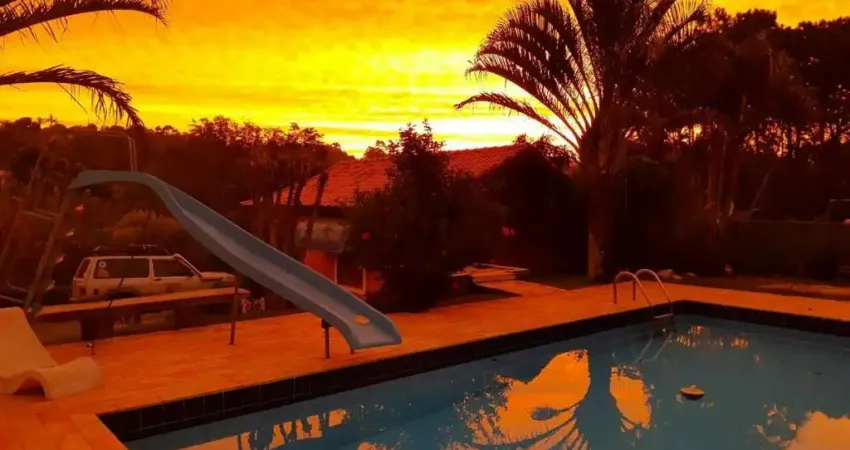 Chácara Residencial Porta do Sol com 04 Dormitórios sendo 02 Suítes  Sala para 03 Ambientes ( Estar / Jantar/ TV com Lareira ), Piscina. Aceita Permuta em Sorocaba