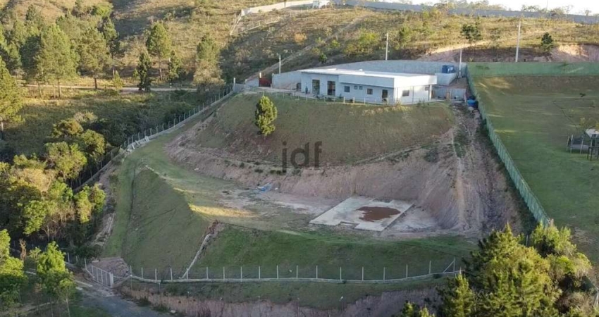 Chácara com 6.400 m2 , casa nova com 236 m2 de área construída com projeto moderno, uma vista fantástica para o verde!ro