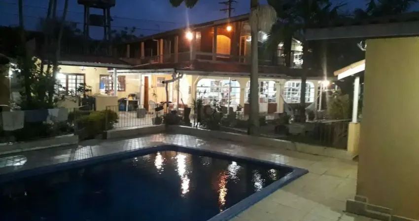 Chácara com 3 casas no quintal