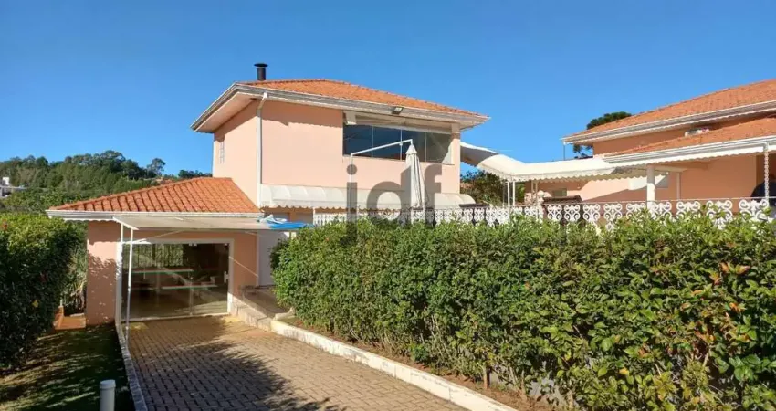 Chácara semi nova com terreno plano E LINDO JARDIM